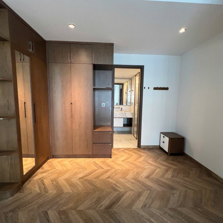 MIDTOWN / 2BR / $2,100