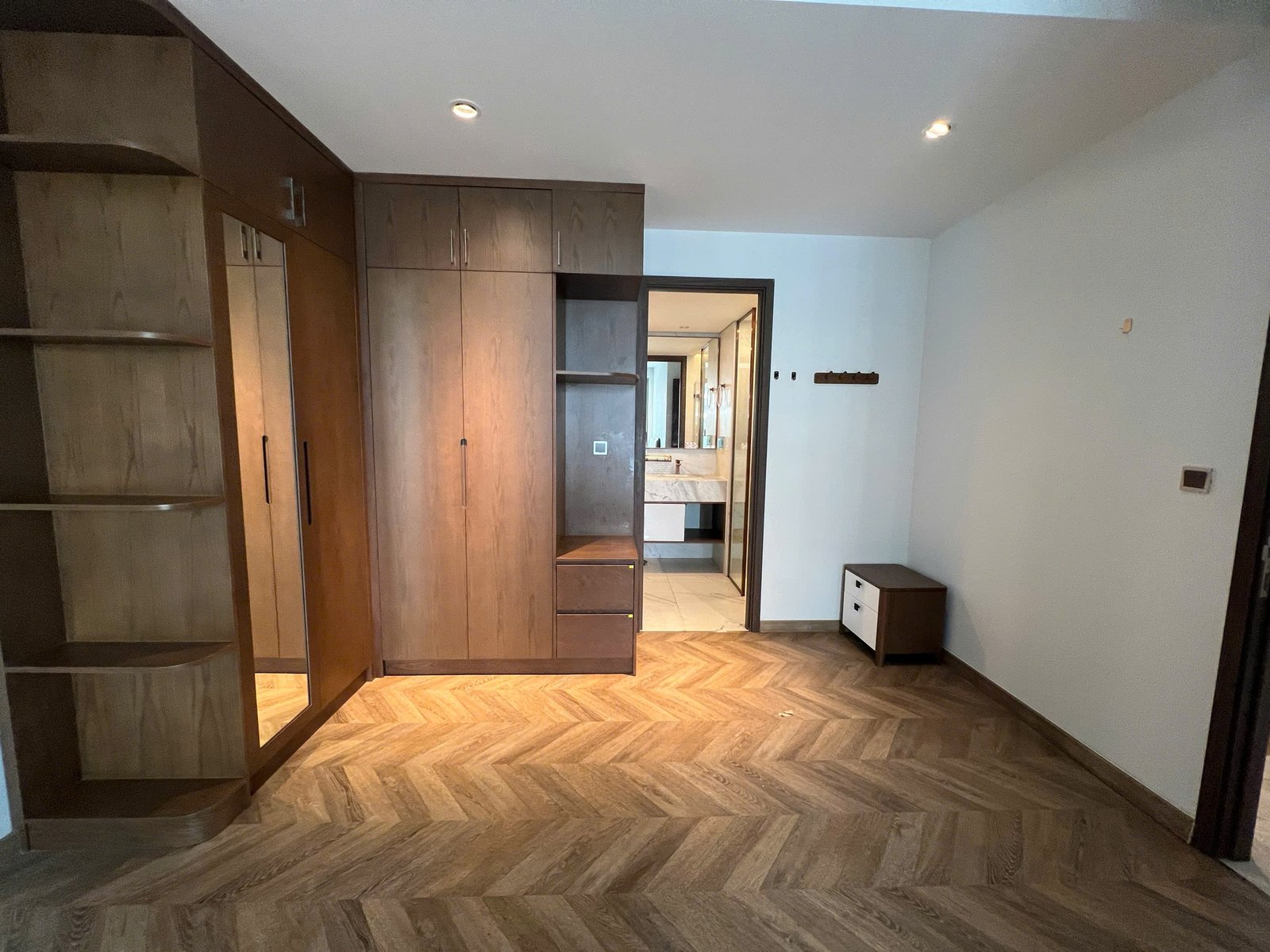 MIDTOWN / 2BR / $2,100