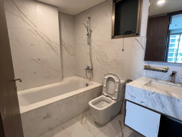 MIDTOWN / 2BR / $2,100