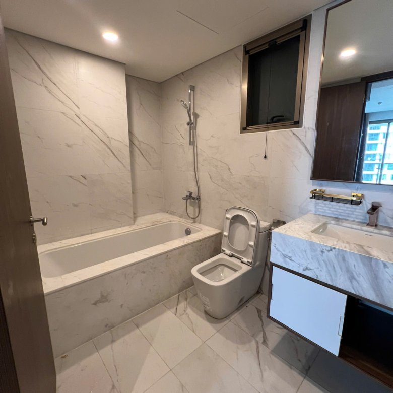 MIDTOWN / 2BR / $2,100