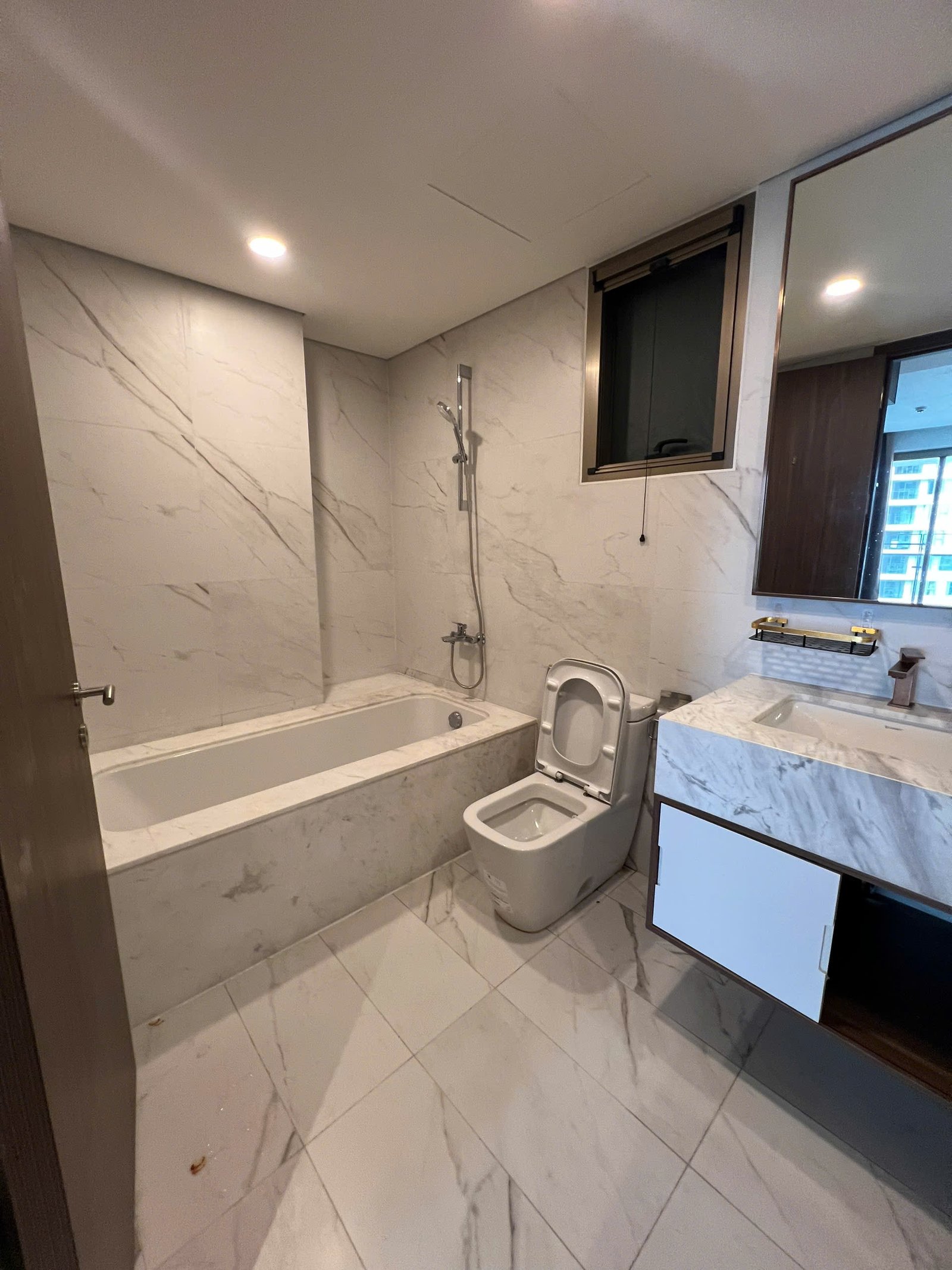 MIDTOWN / 2BR / $2,100