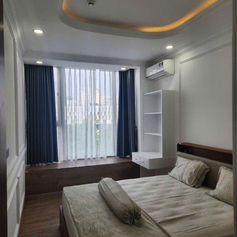 MIDTOWN / 3BR / $2,280