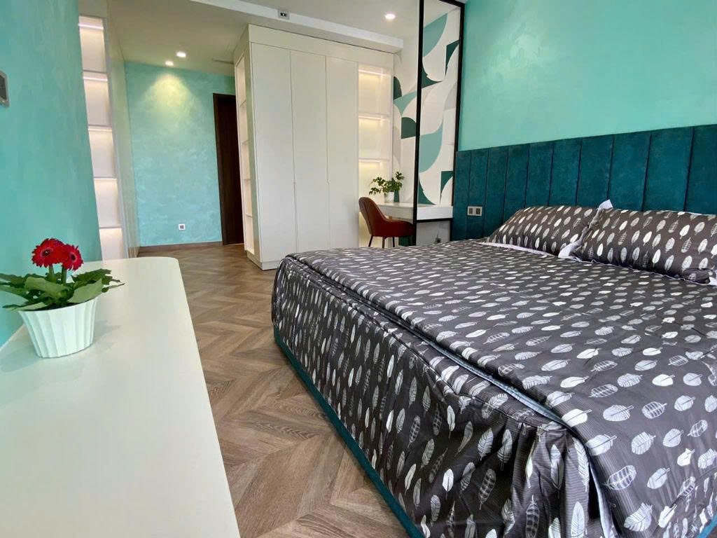 MIDTOWN / 3BR / $2,400