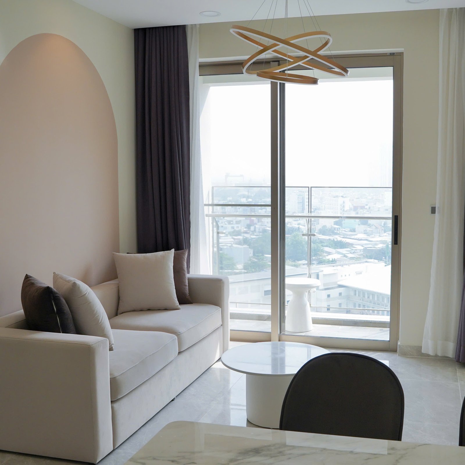 MIDTOWN / 3BR / $2,090