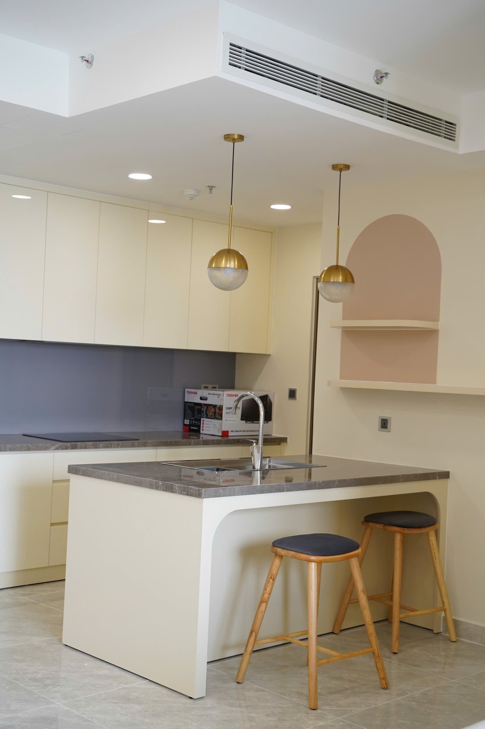 MIDTOWN / 3BR / $2,090
