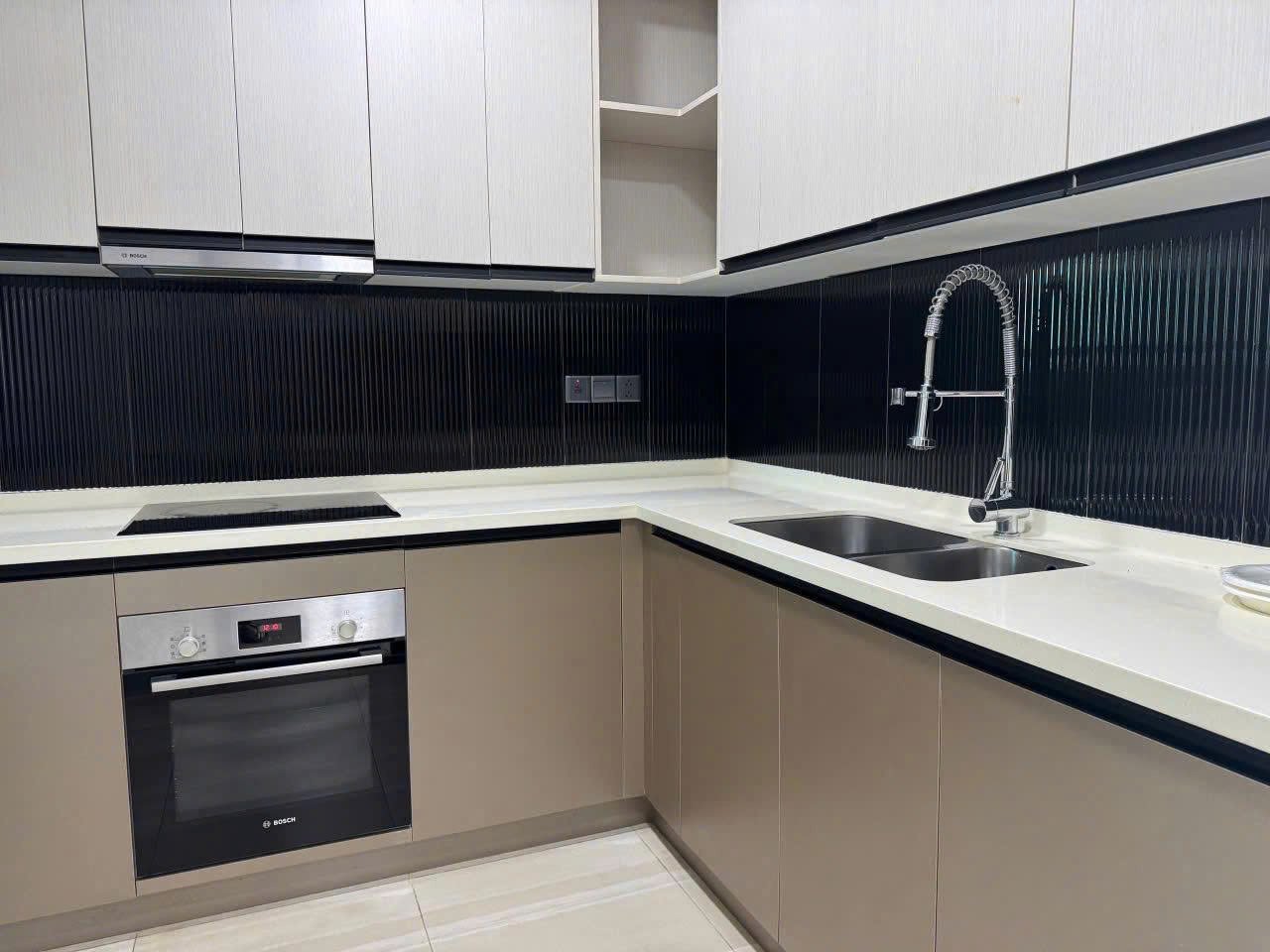 z7825360035191_70e4b52afe408e14a245051839283660 D’edge Thảo Điền / 3BR / $2,220