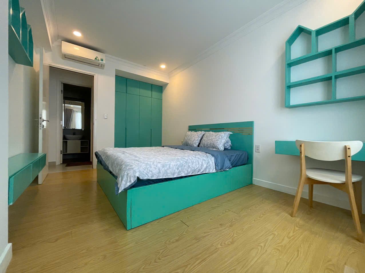 z7865958218052_f4c54226778e0e8cbf98c792703d71ab Masteri Thao Đien / 4BR / $2,500